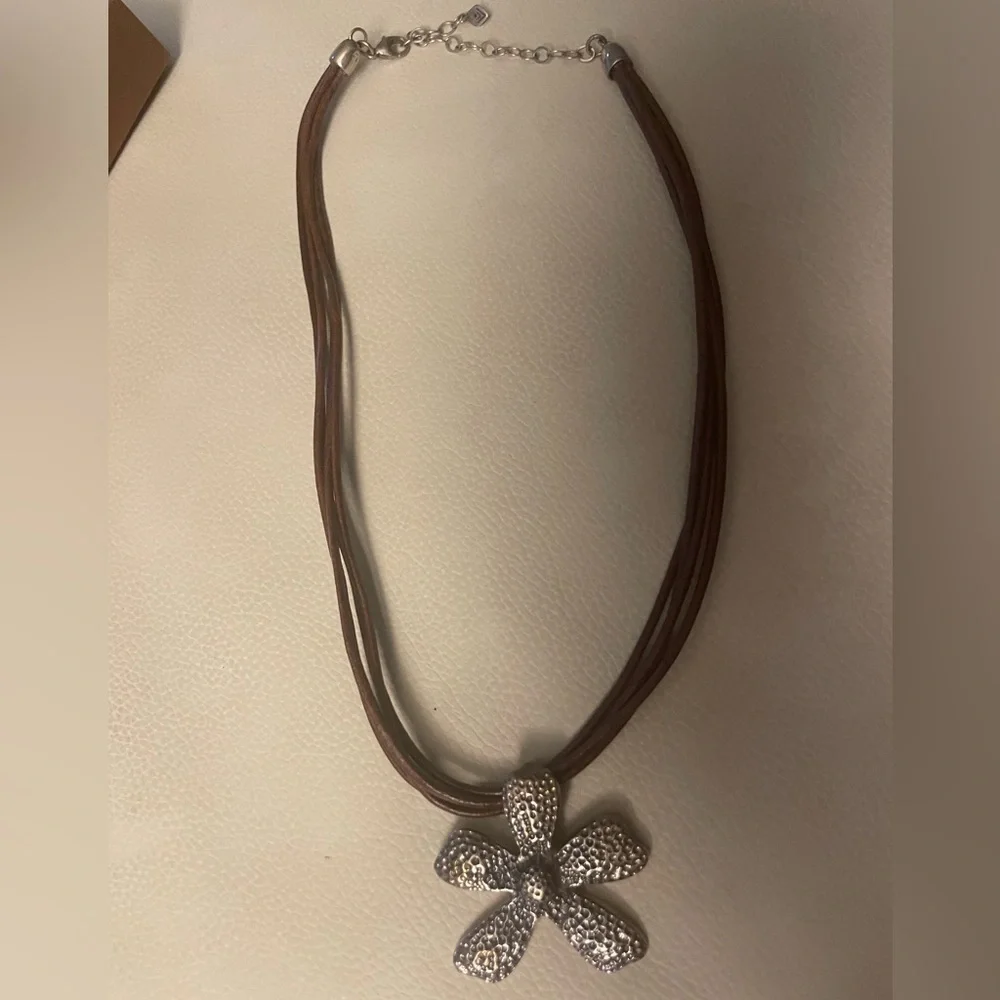 EUC Silpada 925 Sterling Silver Daisy Flower Necklace brown leather cord 16 in - Picture 4 of 5
